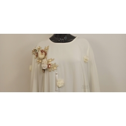 Vue zoomée sur le buste de la Abaya Koweit permettant de bien voir les motifs de perles et de fleurs